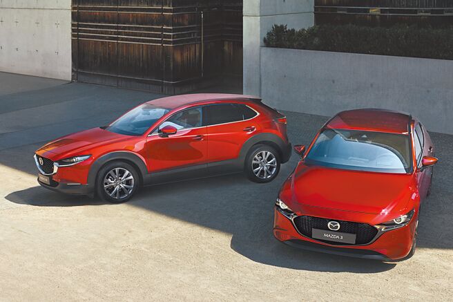 入主MAZDA CX-30（左）与MAZDA3立享10万元购车低头款与5年原厂保固。（台湾马自达提供）