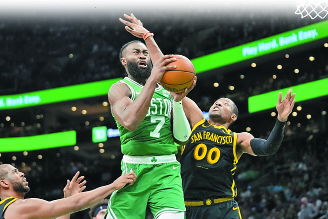 杰伦布朗突破库明加（右）、保罗包夹准备上篮。（美联社）