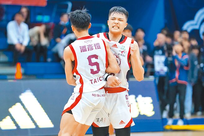 當台灣師大確定險勝，潘彥愷跟林韋愷（右）撞胸慶祝。（大專體總提供）