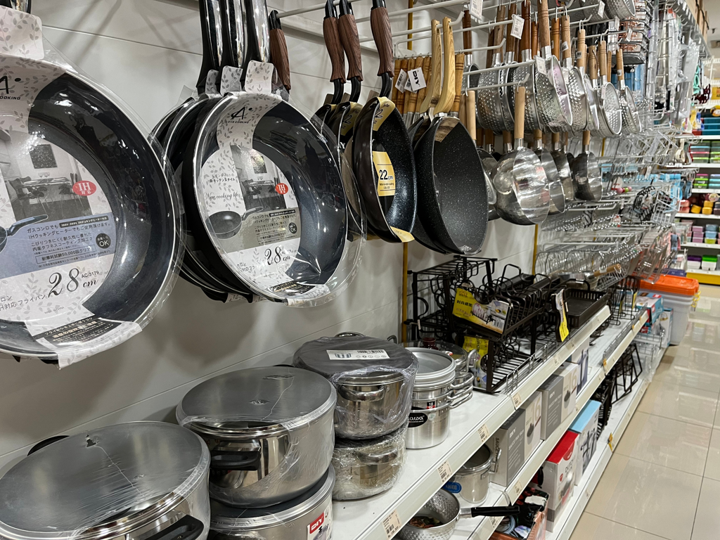 不鏽鋼製餐具及不沾鍋是民眾常用的廚房用品。 (示意圖,shutterstock/達志)