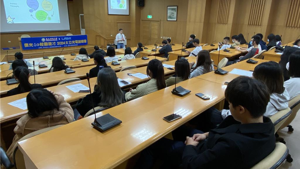 僑光科大6日舉辦校園徵才博覽會，有光電、金融等80家企業設攤，釋出1800個就業職缺、1500個實習名額，起薪中位數約3.2萬元。大立光在說明會指出，正式入職基層作業員包括月薪、三節、紅利等平均年薪75萬元起跳。（陳淑芬攝）