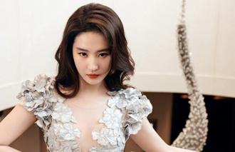 劉亦菲時裝周「小黑裙搭白絲襪」超吸睛 絕頂美貌被讚翻