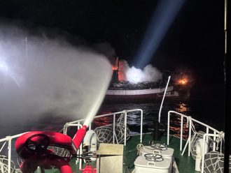 火燒船影像曝光！澎湖漁船「全面燃燒」 全員跳海逃生獲救