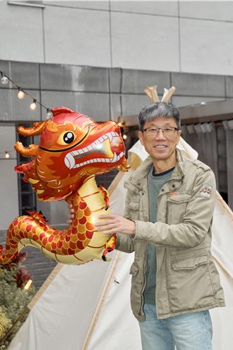 58岁金钟导演正式出道当新人 斜杠演员为「大叔们」开路