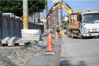 花蓮石藝大街民眾行不通 破損嚴重公所搶修