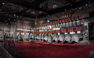 成龙捐仿兽首不行 山寨编钟可以展！故宫南院挨轰双标