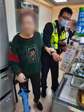 紅髮婦獨坐超商喃喃自語 醒目特徵助警解任務