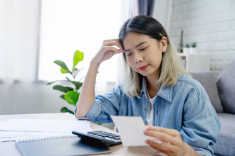 夫妻總月收6萬元被催生 她崩潰：自己都過不好怎麼養小孩