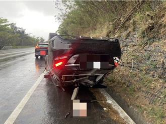 台9线轿车自撞山壁「四轮朝天」 挡风玻璃全碎2人轻伤