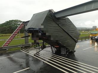 未注意！棚架撞限高分离卡路中 货车停路旁惨遭分心骑士再次撞击