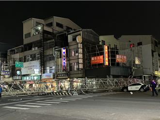 直擊》「甩飛貨櫃」砸警車！台南天坑吞車 救援吊車翻覆