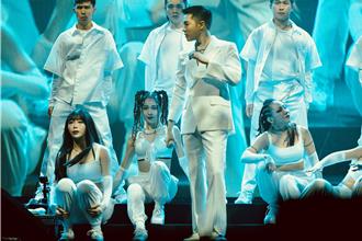 周汤豪日本北海道挑战滑雪 「自曝隐疾」坐缆车快被吓烂