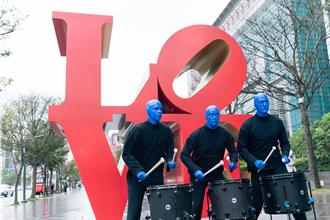 百老匯「藍人樂團」朝聖台北地標　街頭快閃演出民眾喊：太震撼