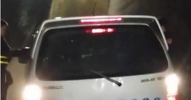 王姓女子化身糾察隊，一路跟蹤緊盯林女的一舉一動，隨時進行檢舉。（圖／翻攝畫面）