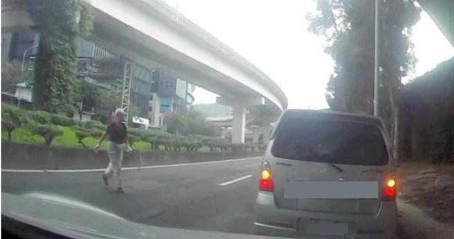 王女曾目睹林女將廚餘放置在快速道路上的分隔島上，無論是犬隻或是人類在此通行，都相當危險。（圖／翻攝畫面）