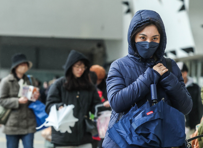 明日各地有陣雨，並有局部較大雨勢，入夜後基隆北海岸、東半部地區及中南部山區有局部大雨，清晨低溫約14至18度，白天高溫略降。（示意圖／資料照，粘耿豪攝）