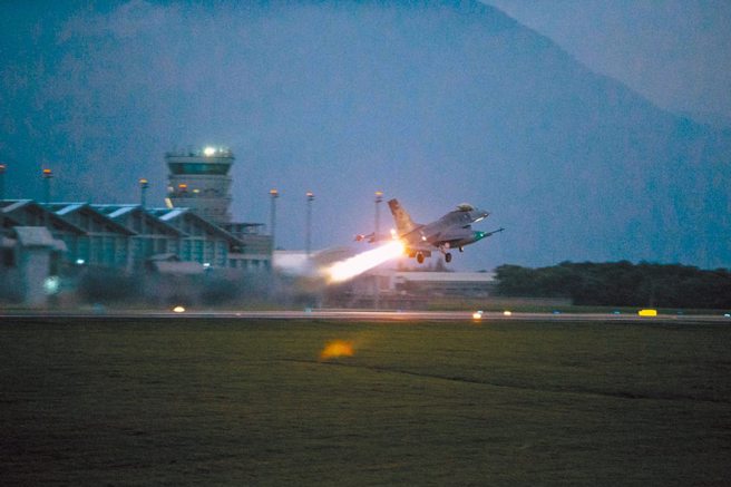 空军恢復「跨子夜飞行训练」，图为5联队F-16V战机进行夜航紧急起飞训练。(国防部提供)