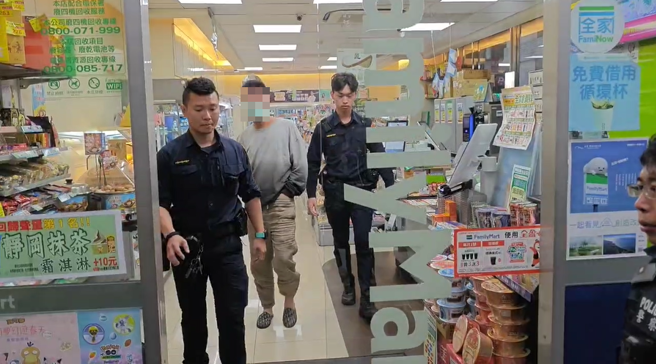 修杰楷、王柏杰今天凌晨涉嫌斗殴，其中动手打人的男子身份遭起底为统促党成员陈姓男子。（图 / 民眾提供）