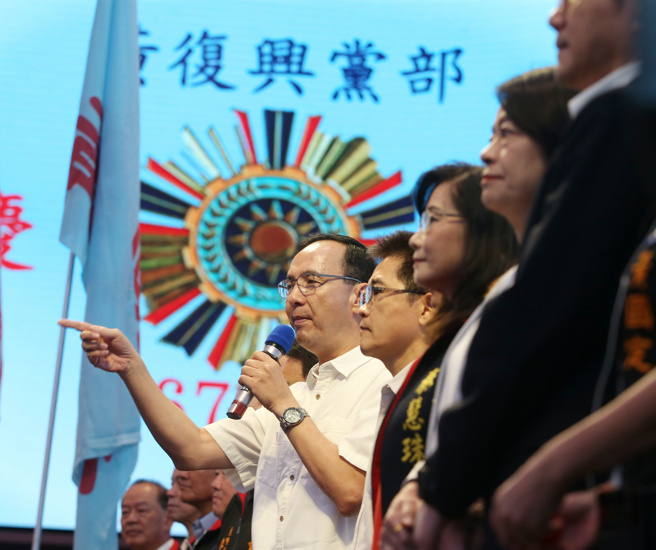 图为去年9月，国民党主席朱立伦（中）出席黄復兴党部庆祝九三军人节退役勋旧袍泽联谊餐会。（资料照）