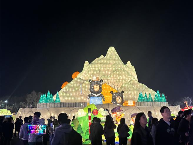 台灣燈會將於本周日閉幕，隨著燈會進入倒數，賞燈人潮較上周明顯增加不少。(曹婷婷攝)