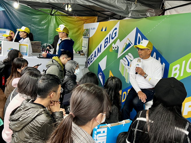 南山人寿范文伟总经理至臺大校园徵才博览会与学弟妹分享职涯经验。(图/南山人寿提供)