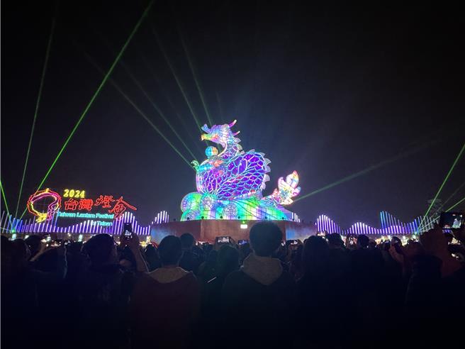 台灣燈會將於本周日閉幕，隨著燈會進入倒數，賞燈人潮較上周明顯增加不少。(曹婷婷攝)