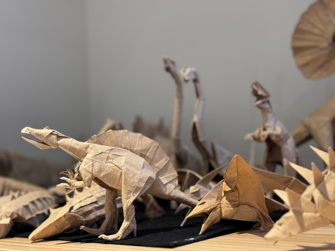 透過擬真摺紙，把創意帶進物理幾何，創造栩栩如生的動物模型。（楊祝壽提供）