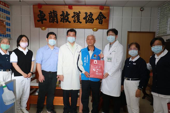 苗栗縣三義鄉慈濟中醫醫院5日由中醫師史峰帶領醫療團隊，到苗栗縣卓蘭鎮救護協會展開中醫巡迴醫療，卓蘭鎮長詹錦章到場致謝。（慈濟苗栗處提供／謝明俊苗栗傳真）