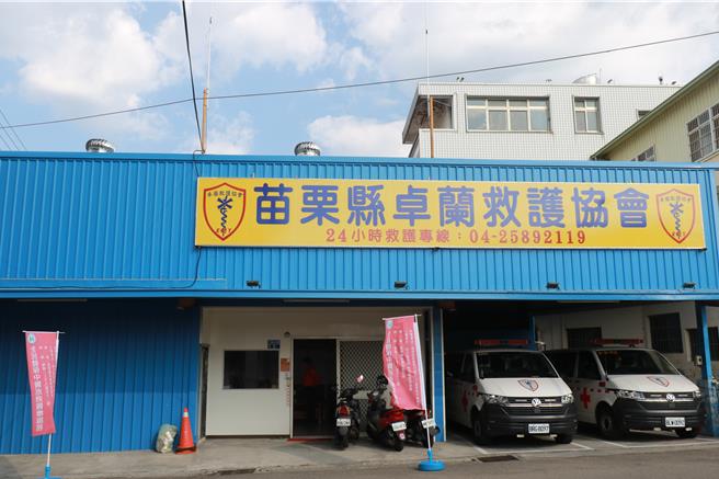 苗栗縣三義鄉慈濟中醫醫院醫療團隊，未來每周2在苗栗縣卓蘭鎮救護協會巡迴醫療。（慈濟苗栗處提供／謝明俊苗栗傳真）
