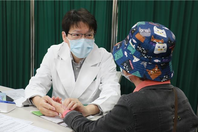 苗栗縣三義鄉慈濟中醫醫院5日由中醫師史峰帶領醫療團隊，到苗栗縣卓蘭鎮救護協會展開中醫巡迴醫療，卓蘭鎮長詹錦章到場致謝。（慈濟苗栗處提供／謝明俊苗栗傳真）