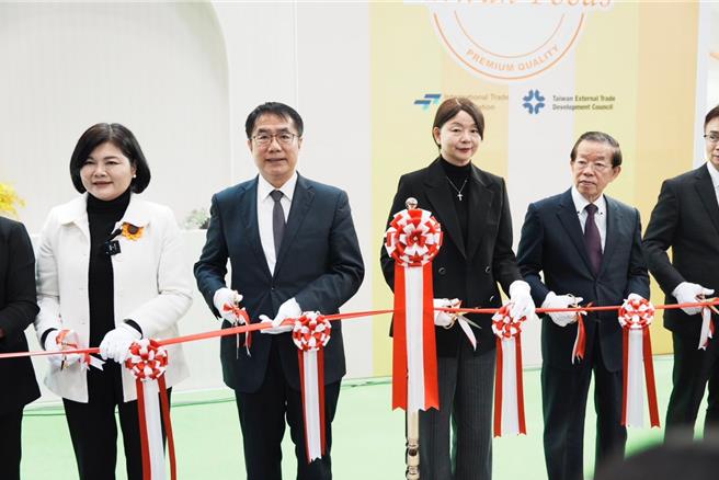 台南市长黄伟哲(左二)参加东京食品展台湾馆开幕仪式。(台南市政府提供／曹婷婷台南传真)