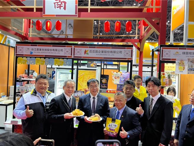 台南市长黄伟哲(左三)前往台南摊位推销台南好物。(台南市政府提供／曹婷婷台南传真)