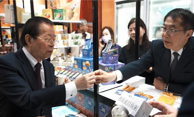 驻日大使谢长廷(左)也特别到台南摊位试吃，为台南好物挂保证。(台南市政府提供／曹婷婷台南传真)