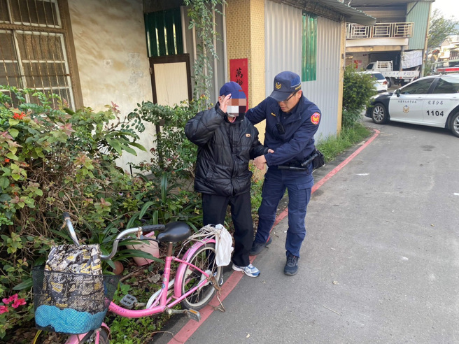 陈翁不慎连人带车摔进花圃，巡逻员警发现即刻救援，所幸陈翁并无大碍。 （翻摄画面）