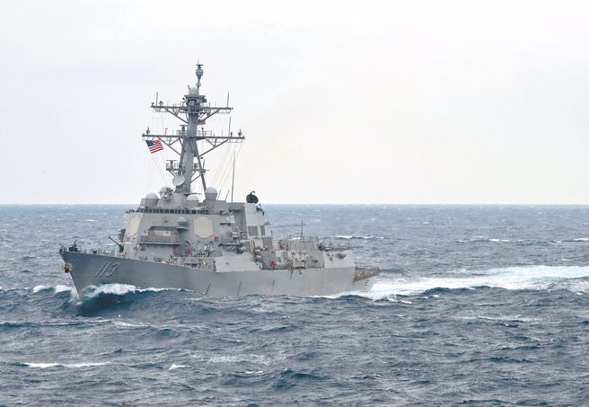 美国海军第七舰队24日派遣神盾级驱逐舰芬恩号穿越台湾海峡，表明美国致力维护所有国家的航行自由。（图 / 取自美国海军官网）
