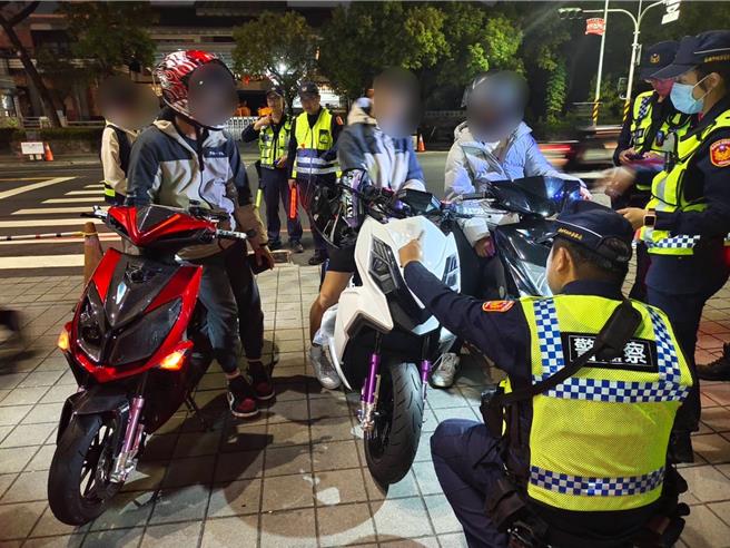 警方攔查涉嫌違規改裝車輛。（民眾提供／寶智華台南傳真）