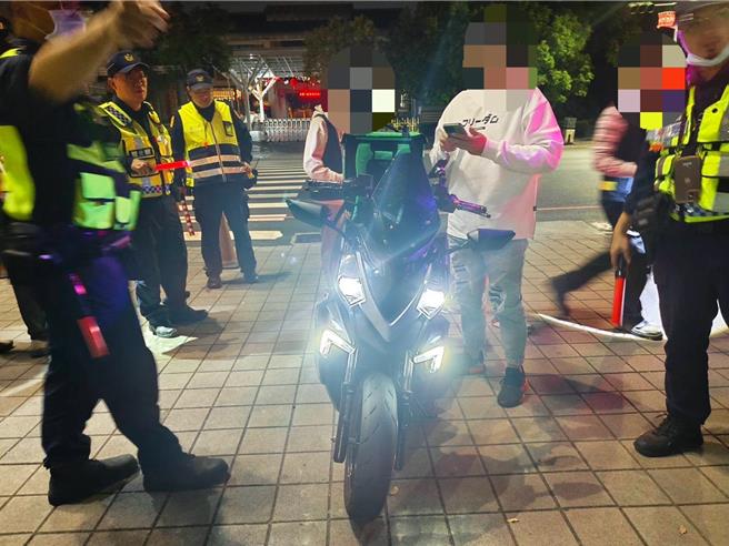 這車燈亮又刺眼，遭警方攔查。（民眾提供／寶智華台南傳真）