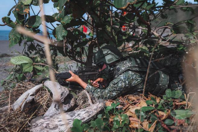 模拟实战！陆军117旅野战实弹射击，落实滩岸歼敌。(军闻社提供)