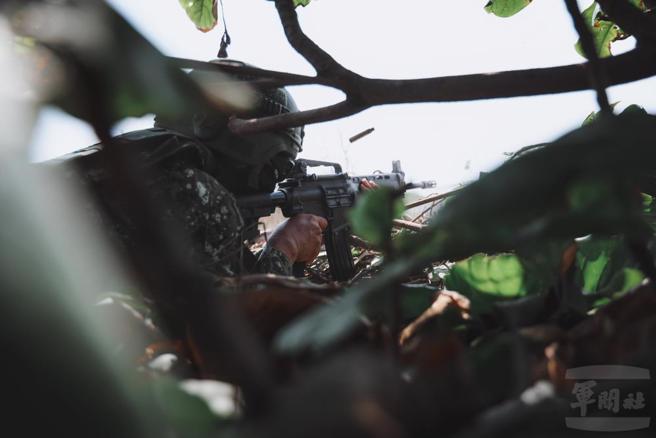 模拟实战！陆军117旅野战实弹射击，落实滩岸歼敌。(军闻社提供)