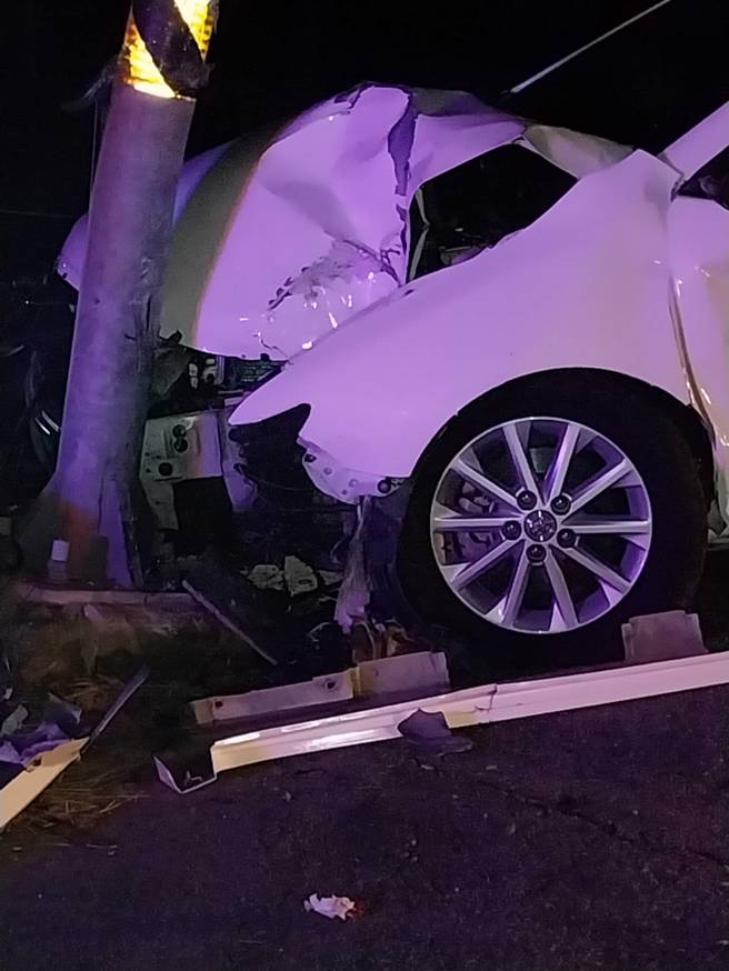 苗栗苑裡頻演碰碰車！「撞斷燈桿、飛越水田」 ，居民無奈：豪車耕田。(民眾提供)