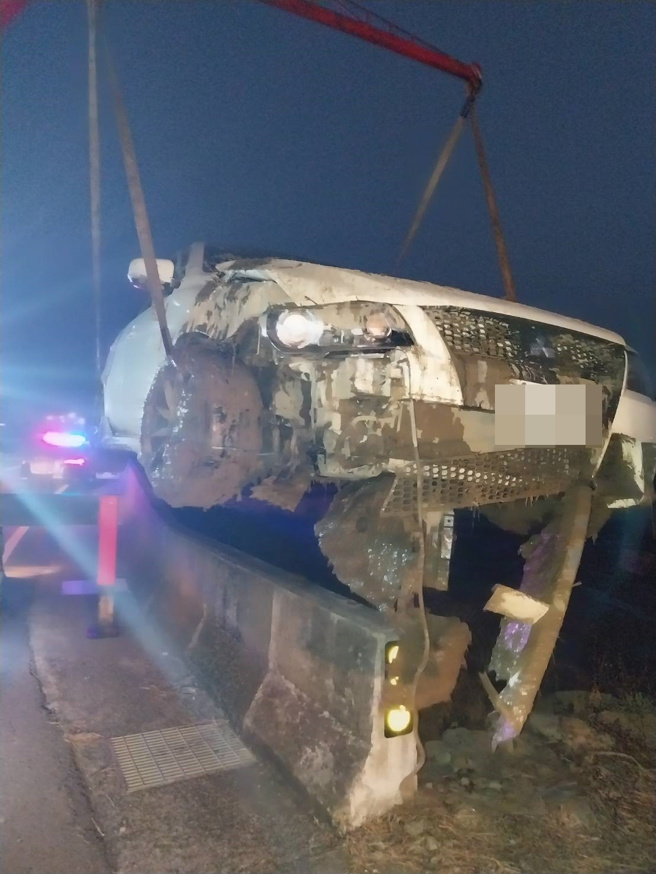 苗栗苑裡頻演碰碰車！「撞斷燈桿、飛越水田」 ，居民無奈：豪車耕田。(民眾提供)