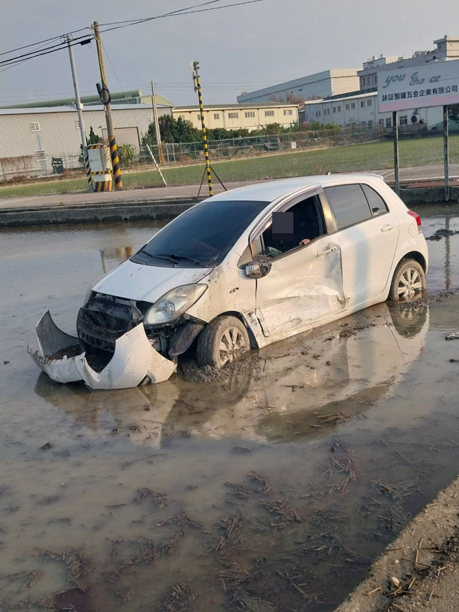 苗栗苑裡頻演碰碰車！「撞斷燈桿、飛越水田」 ，居民無奈：豪車耕田。(民眾提供)