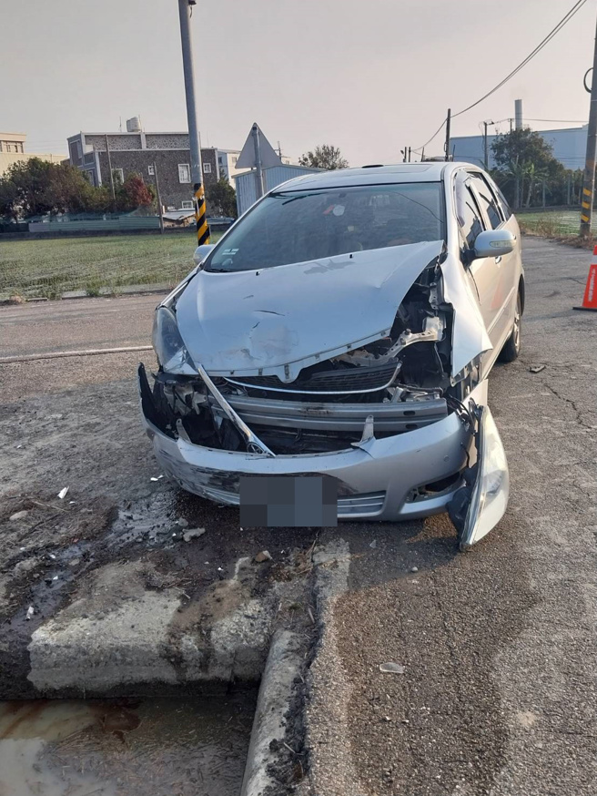 苗栗苑裡頻演碰碰車！「撞斷燈桿、飛越水田」 ，居民無奈：豪車耕田。(民眾提供)