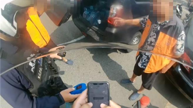 5日上午高雄一名54歲蕭姓男子整夜未眠，喝了藥酒準備睡覺時許卻接到客戶電話急著要水，蕭男只好摸摸鼻子帶著酒氣上路送水。（高市鳳山分局提供／楊舒婷高雄傳真）