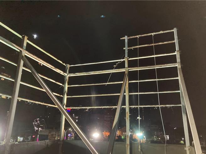 淡水區公所5日夜間派員將帆布及鏽蝕骨架拆除。（淡水區公所提供／張鎧乙新北傳真）