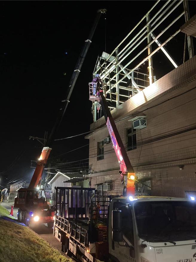 淡水區公所5日夜間派員將帆布及鏽蝕骨架拆除。（淡水區公所提供／張鎧乙新北傳真）