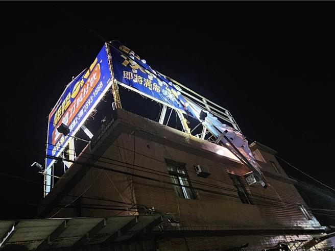 淡水區公所5日夜間派員將帆布及鏽蝕骨架拆除。（淡水區公所提供／張鎧乙新北傳真）