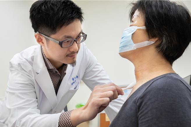 国立阳明交通大学附设医院神经外科医师谢炳贤指出，现代生活方式的改变，长时间低头使用手机和平板电脑已成为颈椎问题的主要因素之一。（国立阳明交通大学附设医院提供／李忠一宜兰传真）