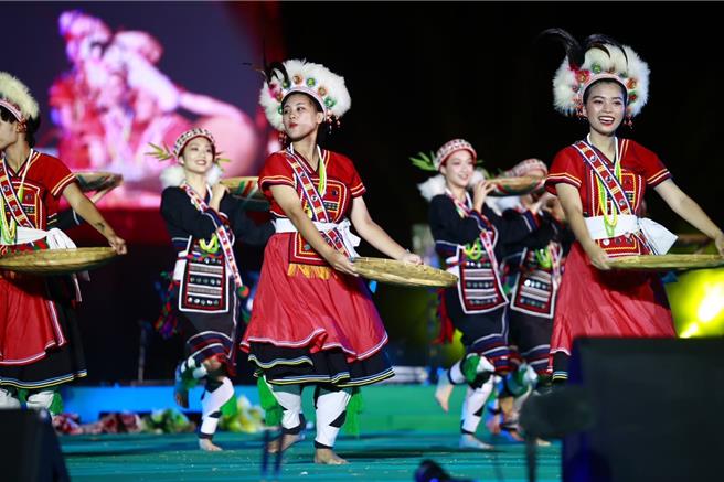 花莲暑期强檔盛事「原住民族联合丰年节」迄今迈入24年，活动内容一年比一年精彩，今年起活动名称将改成「太平洋南岛联合丰年节」，让更多人体验南岛族群特有的乐舞文化。（花莲县政府提供／罗亦晽花莲传真）