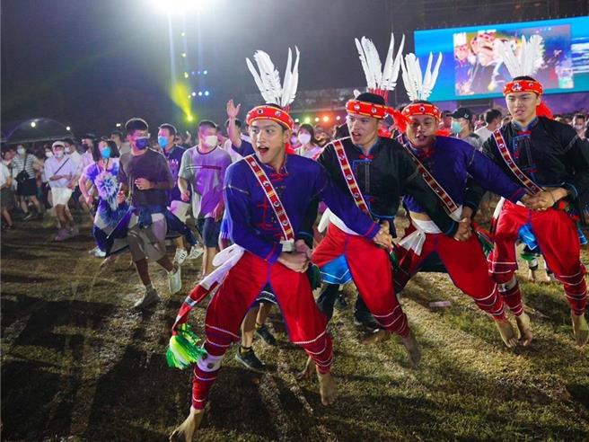 花莲暑期强檔盛事「原住民族联合丰年节」迄今迈入24年，活动内容一年比一年精彩，今年起活动名称将改成「太平洋南岛联合丰年节」，让更多人体验南岛族群特有的乐舞文化。（花莲县政府提供／罗亦晽花莲传真）